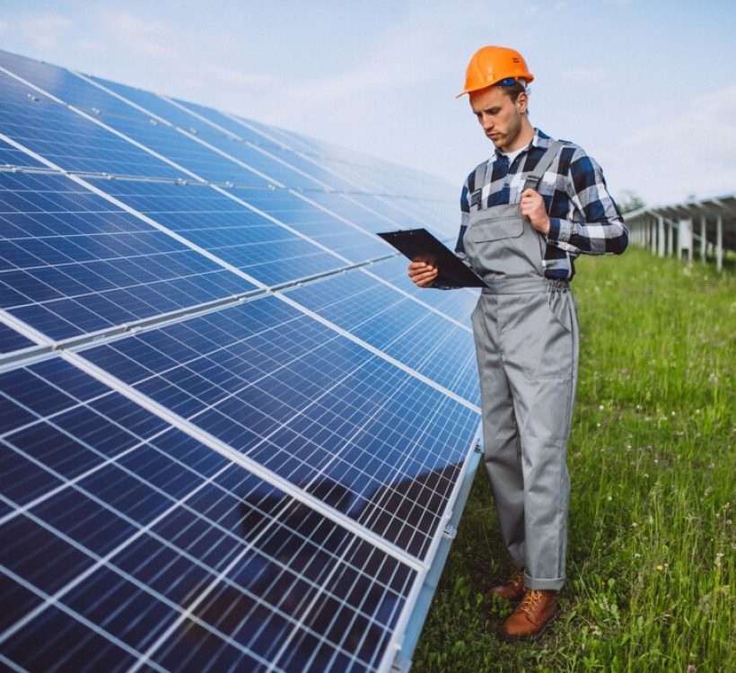 man-worker-firld-by-solar-panels_1303-15573