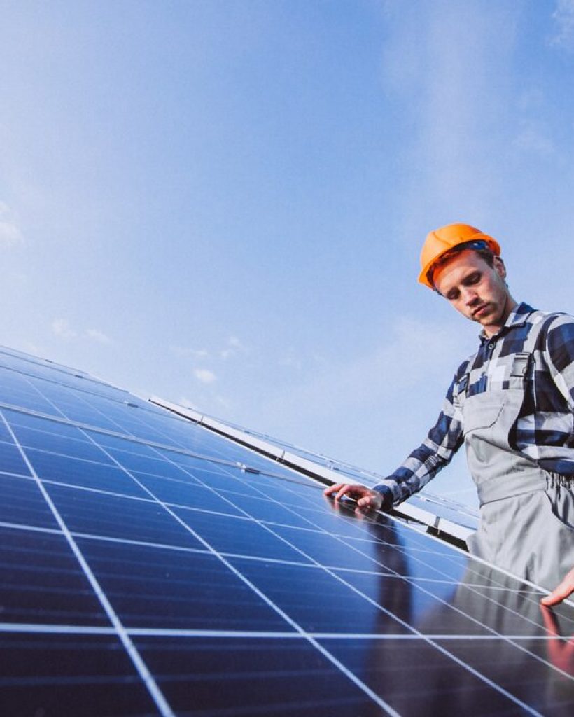 man-worker-firld-by-solar-panels_1303-15589